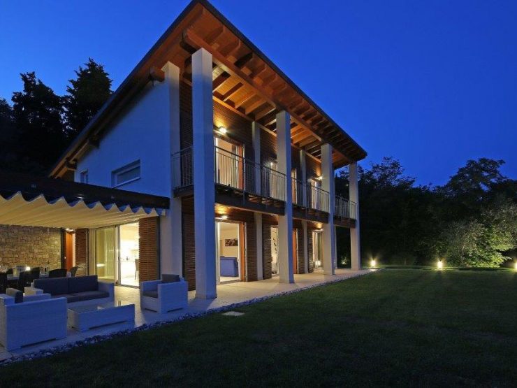 Esclusiva, moderna Limonaia attrezzata con ampio giardino e piscina in posizione unica a Gardone Riviera sul lago di Garda in vendita