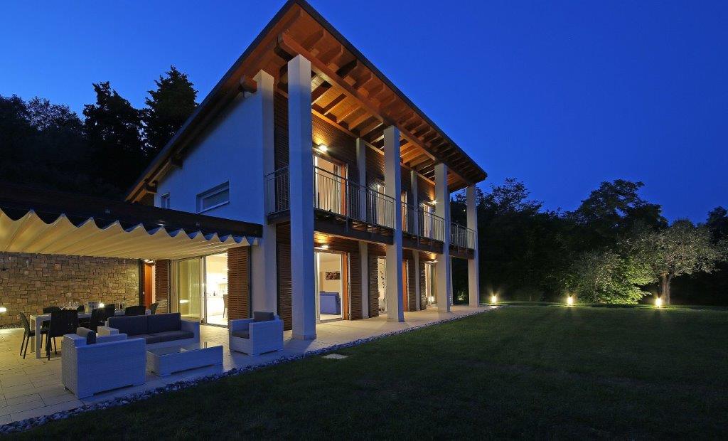 Esclusiva, moderna Limonaia attrezzata con ampio giardino e piscina in posizione unica a Gardone Riviera sul lago di Garda in vendita