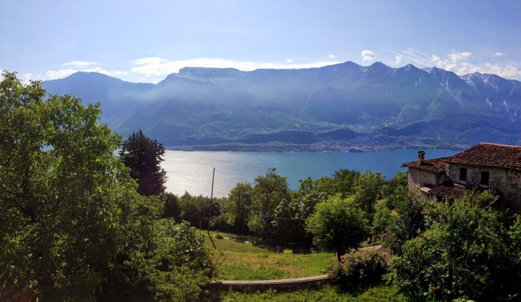 Wunderschöne, große Wohnung mit drei Balkonen und Panoramablick auf den Gardasee im Herzen der Altstadt von Ustecchio