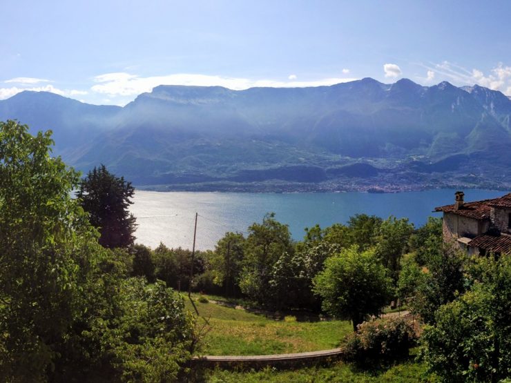 Bellissimo, grande appartamento con tre balconi e vista panoramica sul lago di Garda nel cuore del centro storico della frazione di Ustecchio