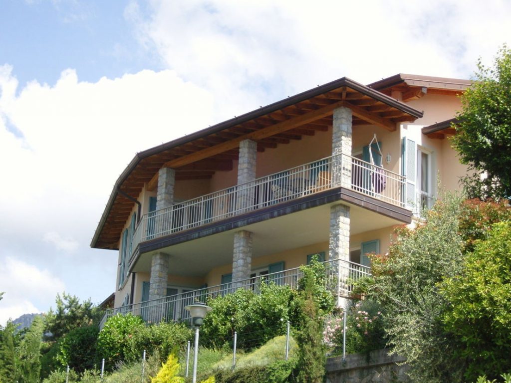 Traumhafte, hochwertig ausgestattete Villa Pineta mit 2 großen Wohneinheiten, Garten, Garage und betörendem Panorama in Vesio di Tremosine am Gardasee zu verkaufen
