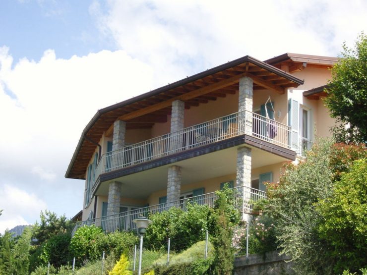 Traumhafte, hochwertig ausgestattete Villa Pineta mit 2 großen Wohneinheiten, Garten, Garage und betörendem Panorama in Vesio di Tremosine am Gardasee zu verkaufen