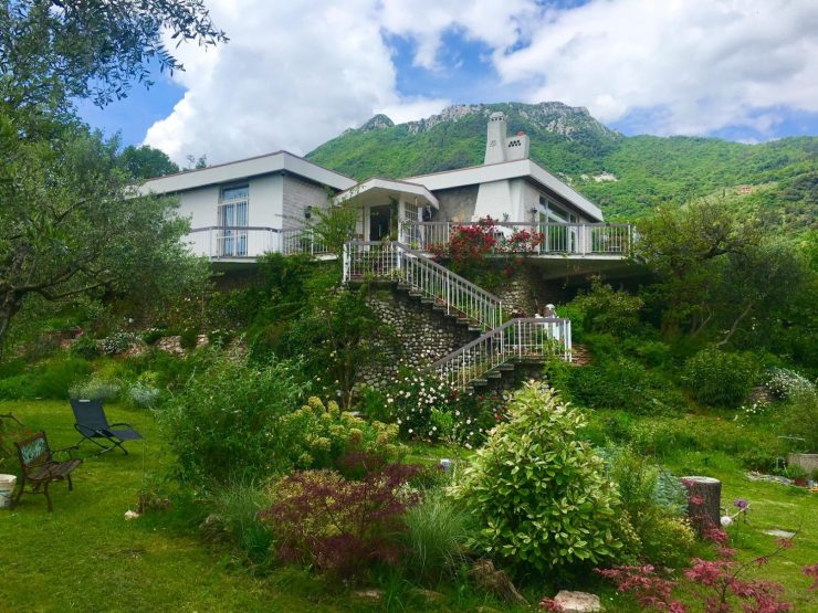 Villa indipendente con dependance e giardino ben curato in vendita in una fantastica posizione panoramica vicino a Bogliaco sul lago di Garda