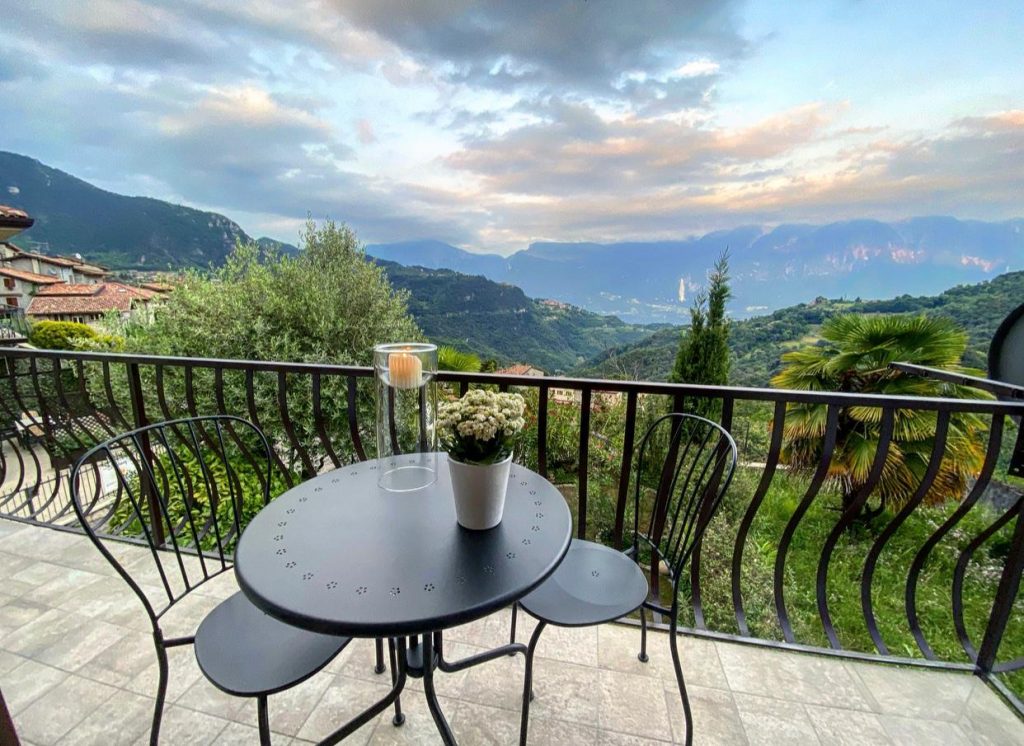 Modern eingerichtete, modernisierte 2-Zimmerwohnung mit Balkon und fantastischem Panorama in Voiandes am Gardasee zu vermieten
