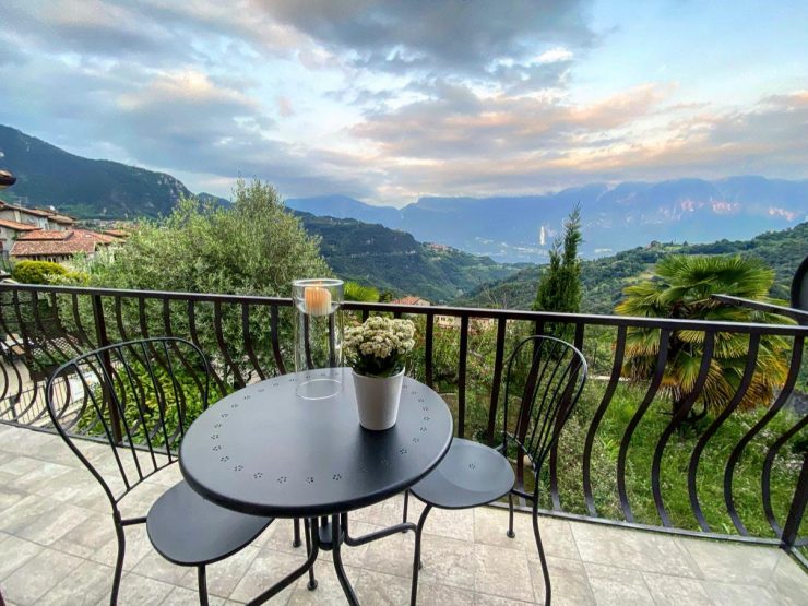 Modern eingerichtete, modernisierte 2-Zimmerwohnung mit Balkon und fantastischem Panorama in Voiandes am Gardasee zu vermieten