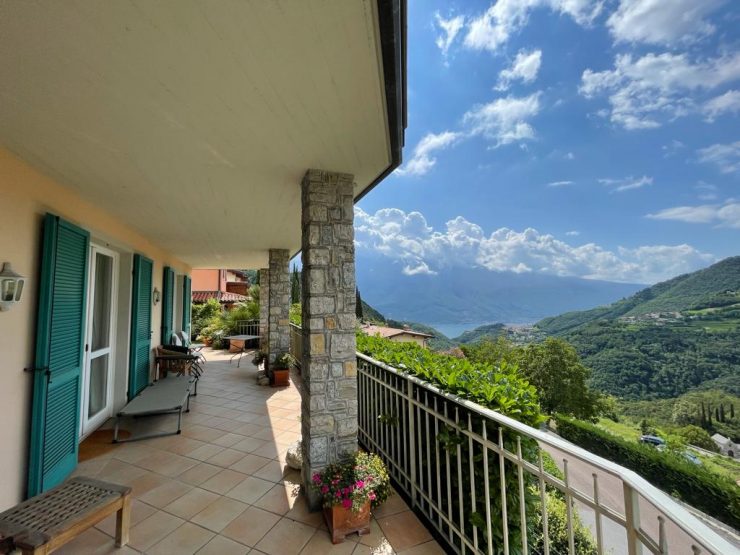 Großzügige, hochwertig ausgestattete Wohnung mit großer Terrasse, Garten und herrlichem Panorama in Vesio / Tremosine am Gardasee zu verkaufen