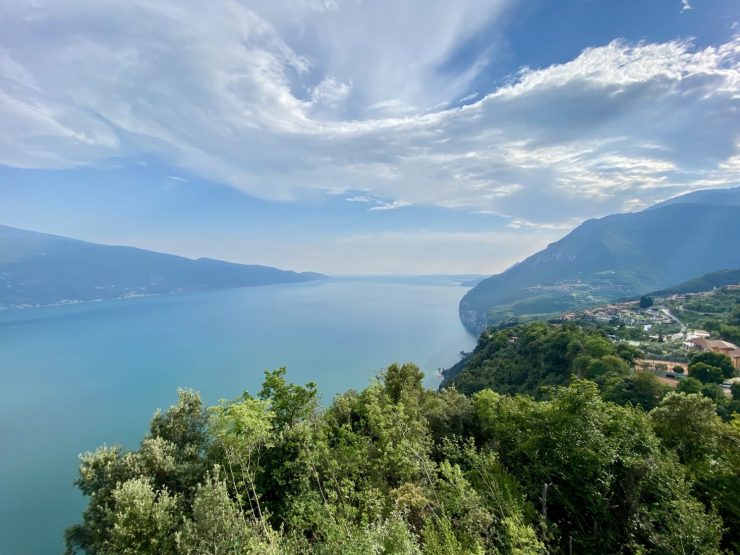 Kleine traumhafte Villa zum Verlieben, ruhige Einzellage mit exklusivem Seeblick. Ein romantischer Rückzugsort zum Entspannen und Genießen.