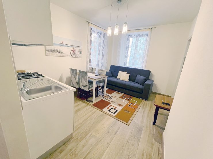 Wunderschöne, komplett eingerichtete 2-Zimmerwohnung im Ortskern von Maderno, nur wenige Schritte vom Gardasee entfernt, zu vermieten