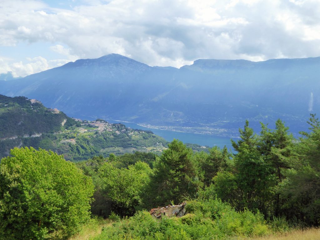 Weitläufiges Landgut mit ca. 5 Hektar Grundfläche und zwei Landhäuser-Ruinen in Tremosine am Gardasee zu verkaufen