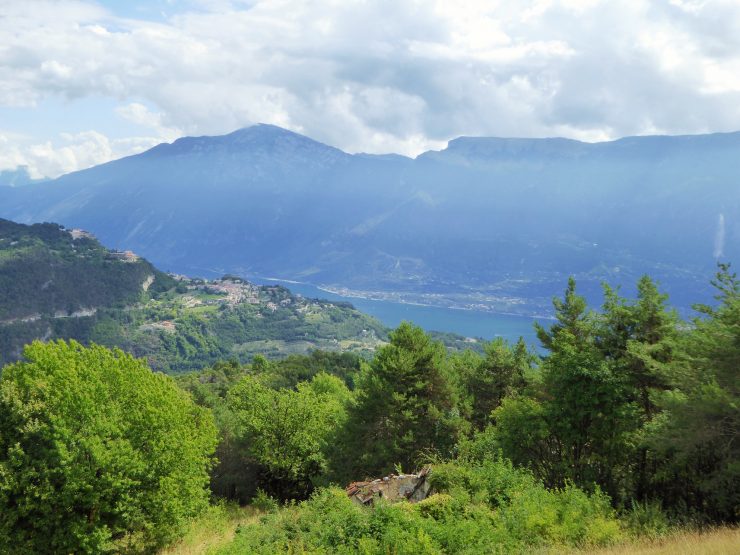 Weitläufiges Landgut mit ca. 5 Hektar Grundfläche und zwei Landhäuser-Ruinen in Tremosine am Gardasee zu verkaufen