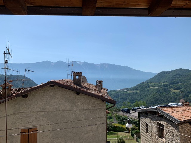 Maisonette-Wohnung mit Terrasse in einem historischen Stadthaus im Ortskern von Vesio in Tremosine am Gardasee zu verkaufen