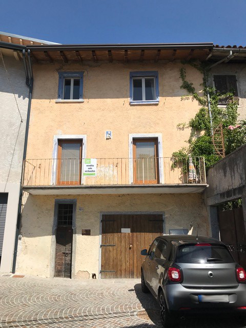 Gepflegtes, historisches Stadthaus mit zwei unabhängigen Wohnungen im Ortskern von Vesio in Tremosine am Gardasee zu verkaufen