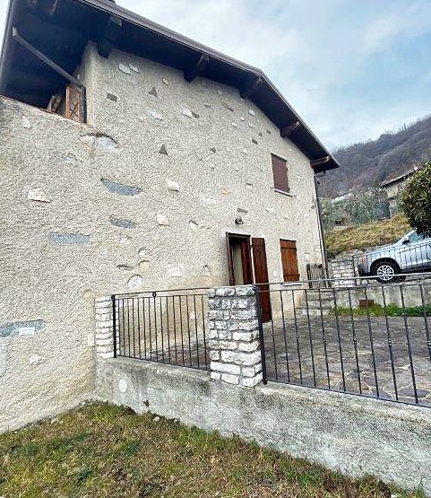 Molto bello, interessante appartamento con ampia veranda, piccolo giardino e terrazza e con vista sul lago di Garda a Mezzema / Tremosine in vendita