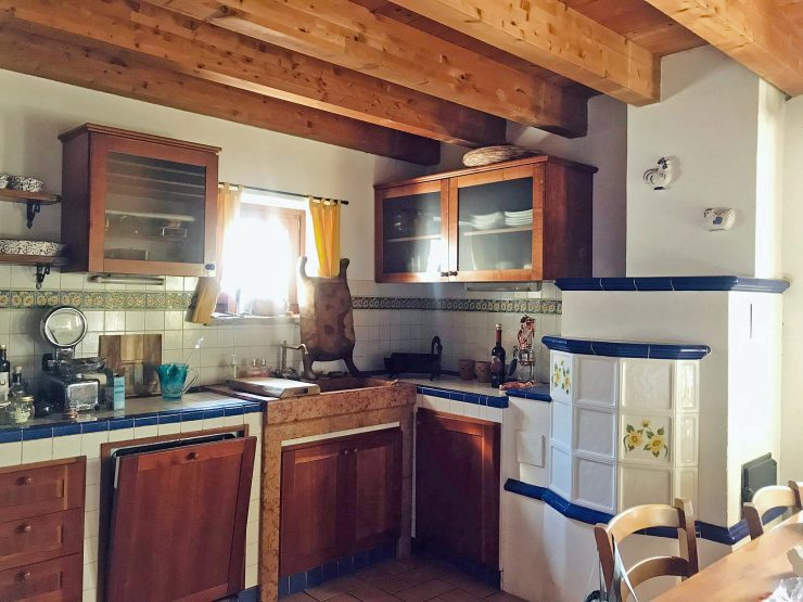Ampia e curata casa indipendente su tre livelli con terrazza e piccolo giardino in uno storico rustico del XV secolo in vendita a Calmasino di Bardolino, sulla sponda orientale del Lago di Garda