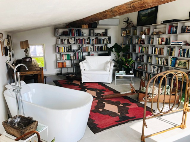 Unica, accogliente casa di paese su 4 livelli con arredamento confortevole, sala benessere, cantina, piccolo giardino nel cortile, balcone e vista lago in vendita a Sasso vicino a Gargnano sul Lago di Garda