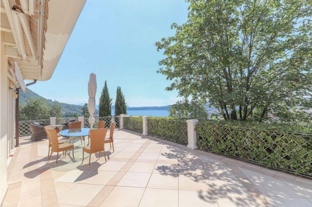 Magnifica, grande villa con dependance, giardino curato e piscina in vendita sopra Salò sul Lago di Garda