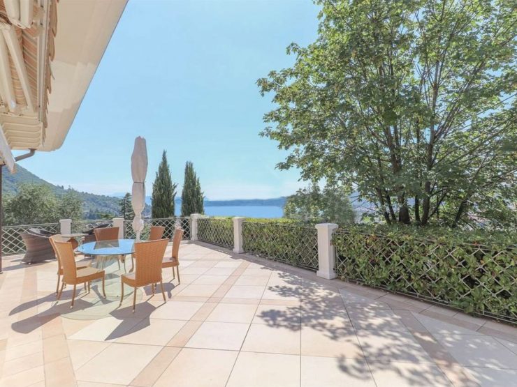 Magnifica, grande villa con dependance, giardino curato e piscina in vendita sopra Salò sul Lago di Garda