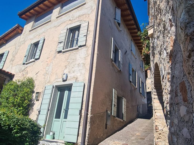 Casa a schiera ristrutturata (rustico) con studio senza giardino in affitto a Zuino a Gargnano sul Lago di Garda