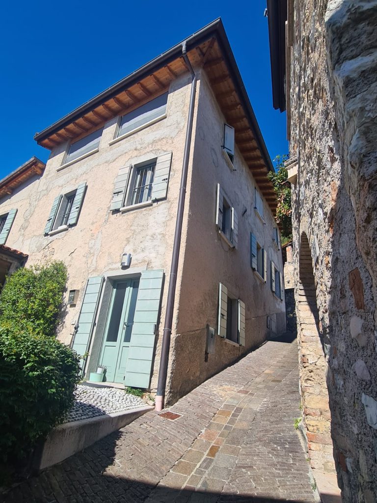 Casa a schiera ristrutturata (rustico) con studio senza giardino in affitto a Zuino a Gargnano sul Lago di Garda