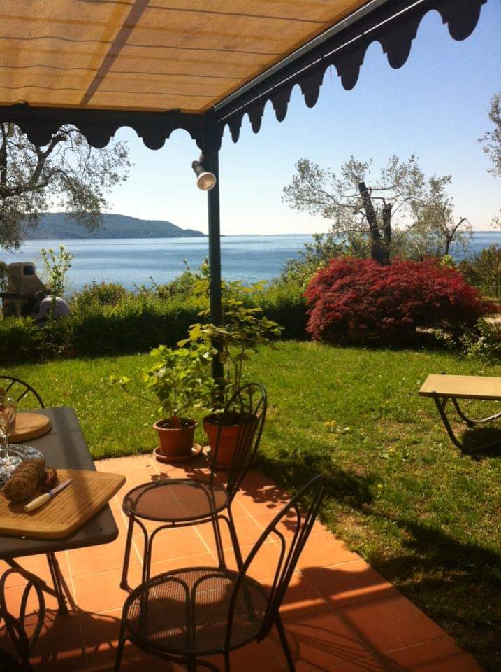Appartamento ristrutturato con ampio giardino esclusivo con accesso al lago e proprietà annessa con ripostiglio e barbecue in vendita a Toscolano-Maderno sul Lago di Garda