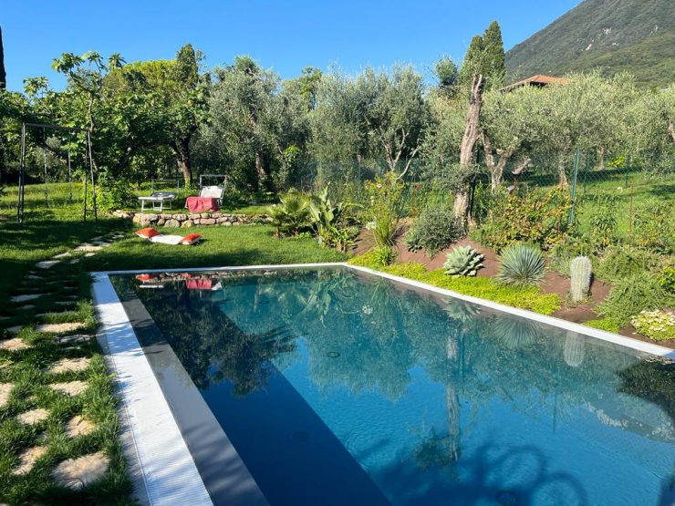 Moderna villa indipendente, completamente ristrutturata, con 3 unità separate su 3 livelli, ampie terrazze, grande giardino, piscina e bellissima vista lago in vendita a Roina / Bogliaco sul Lago di Garda
