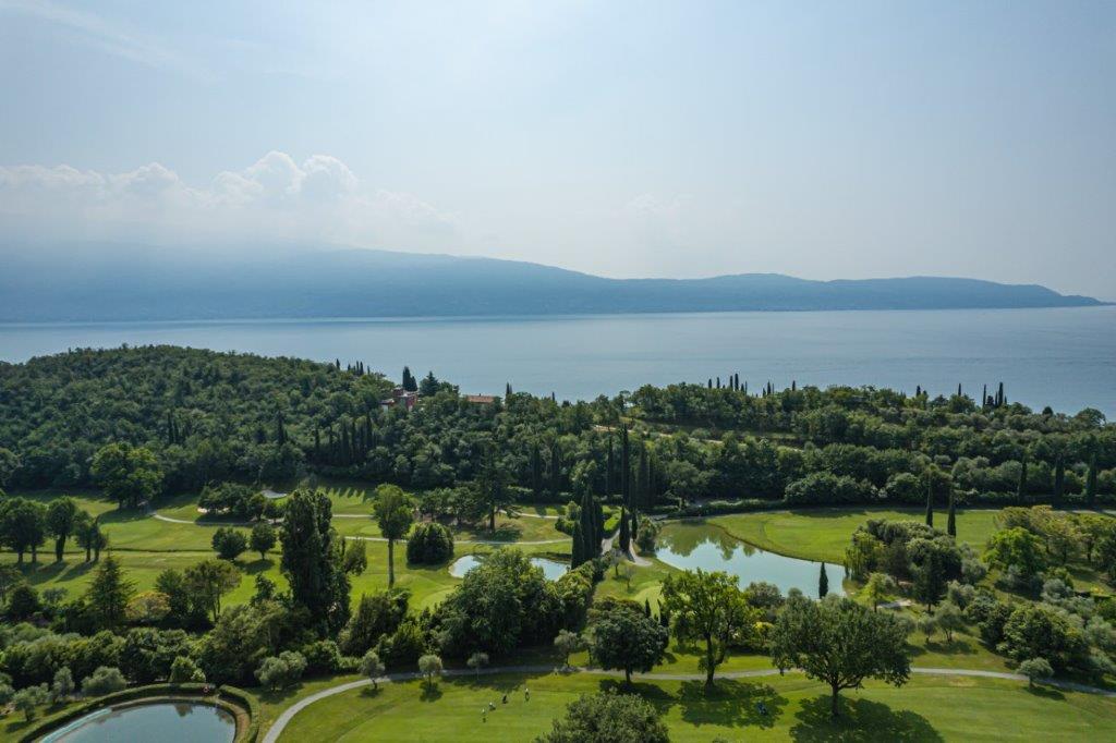 Appartamento duplex in vendita nel golf resort Bogliaco con terrazza, piscina comunale e iscrizione quinquennale a Toscolano Maderno sul Lago di Garda