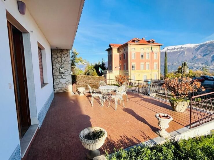 Villa in vendita vicino a Pieve a Tremosine con 3 appartamenti indipendenti, un garage, due terrazze e un ampio terreno con vista eccezionale sul Lago di Garda da Torbole a Sirmione