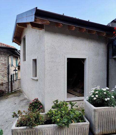 Porzione di casa allo stato rustico sito nel bel borgo di Sermerio