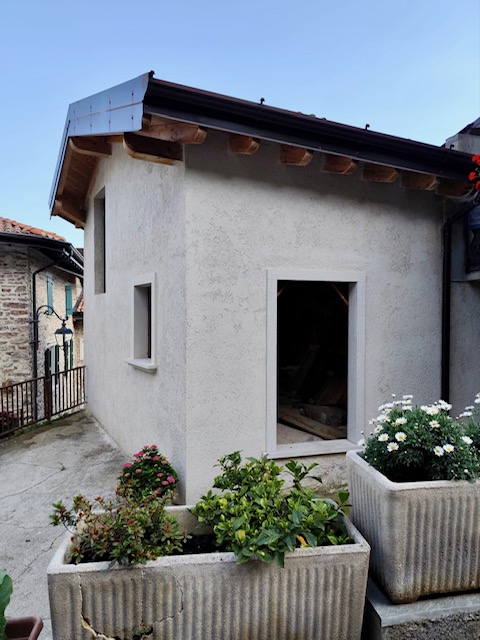 Porzione di casa allo stato rustico sito nel bel borgo di Sermerio
