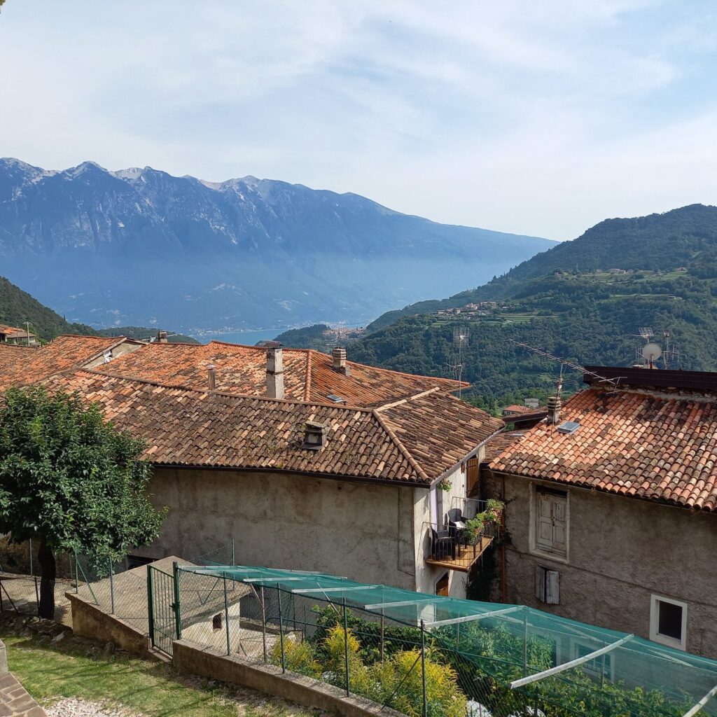 Appartamento con cantina e orto in vendita a poca distanza dalla piazza principale del paese di Vesio, nel comune di Tremosine, sul lago di Garda