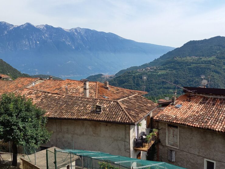 Appartamento con cantina e orto in vendita a poca distanza dalla piazza principale del paese di Vesio, nel comune di Tremosine, sul lago di Garda