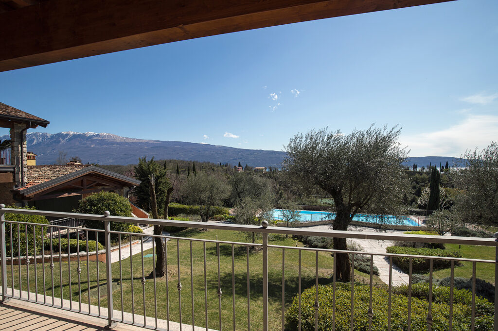 Grande maisonette con terrazza, vista lago e iscrizione al golf club in vendita in posizione privilegiata a Toscolano Maderno sul Lago di Garda