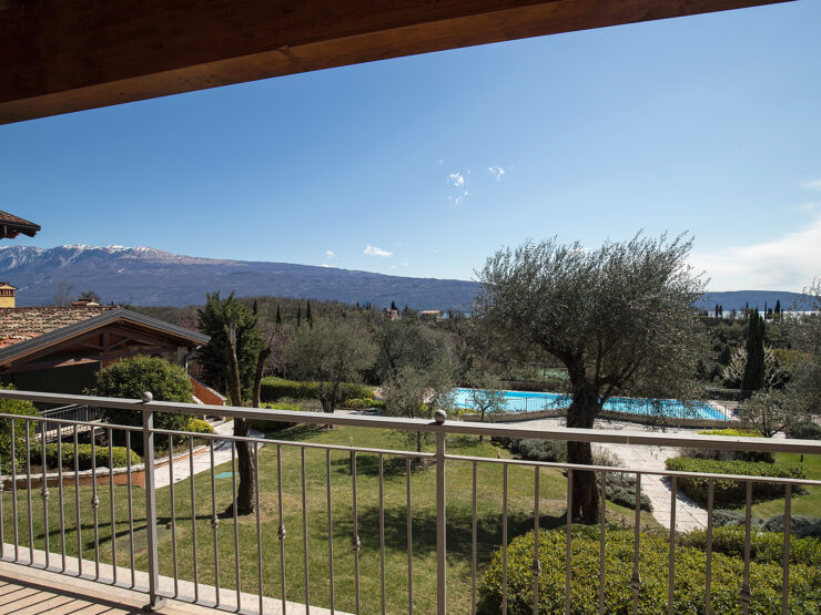 Grande maisonette con terrazza, vista lago e iscrizione al golf club in vendita in posizione privilegiata a Toscolano Maderno sul Lago di Garda