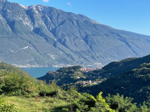 Terreno edificabile in vendita, completamente sviluppato, in posizione tranquilla e con splendida vista sul magnifico paesaggio del Parco dell’Alto Lago di Garda, nei pressi di Vesio a Tremosine