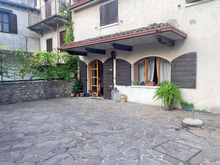 Casa indipendente su due piani in vendita a un prezzo conveniente nel centro di Gardola a Tignale, sulla sponda occidentale del Lago di Garda