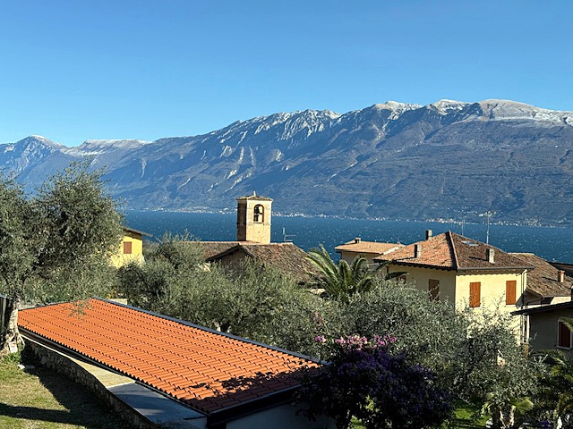 Bellissimo e spazioso trilocale con ampia terrazza e fantastica vista sul Lago di Garda e sul Monte Baldo in affitto a Fornico di Gargnano