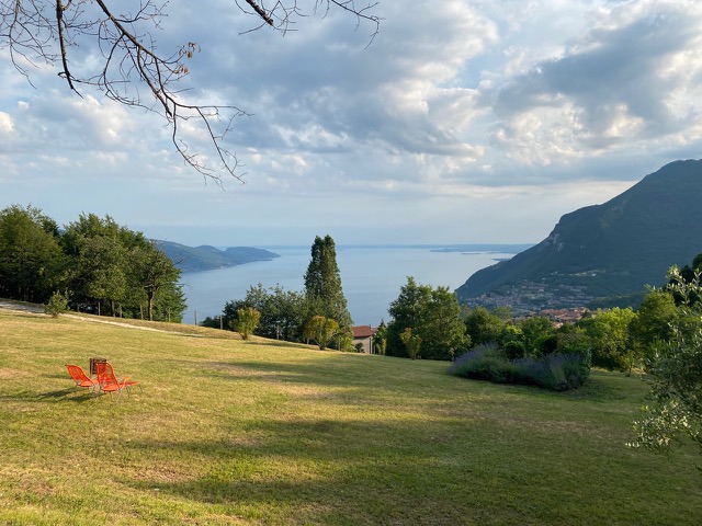Casa di campagna indipendente e di charme per famiglie e amici, arredata con gusto e modernità, con ampia proprietà e fantastica vista panoramica sul Lago di Garda in vendita a Tignale