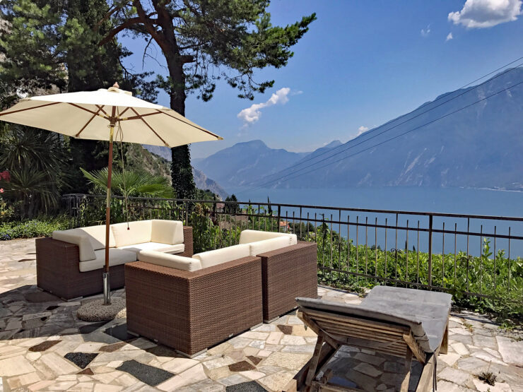 Casa indipendente e ben tenuta in vendita su due livelli in collina con giardino e fantastica vista panoramica senza ostacoli sul Lago di Garda a Bassanega a Tremosine