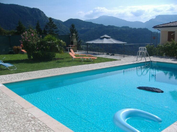 Bellissimo bilocale con terrazza e piscina comunale in vendita in un idilliaco villaggio di montagna di Voiandes, sopra Limone sul Lago di Garda