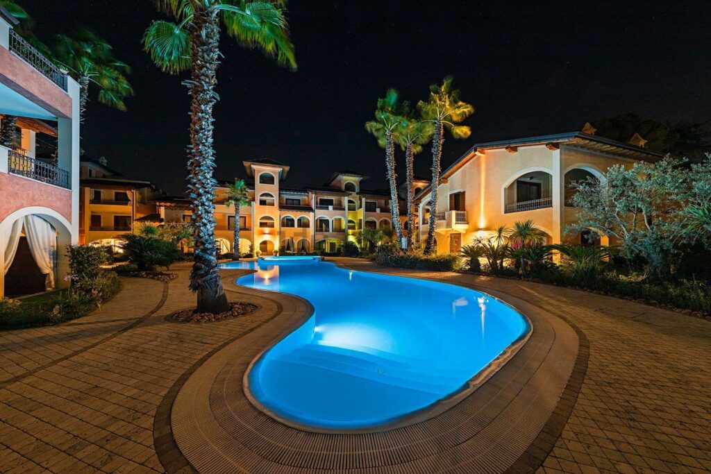 Trilocale al piano terra con ampia veranda, garage e piscina condominiale in vendita in un esclusivo residence sulle rive del Lago di Garda a Toscolano-Maderno