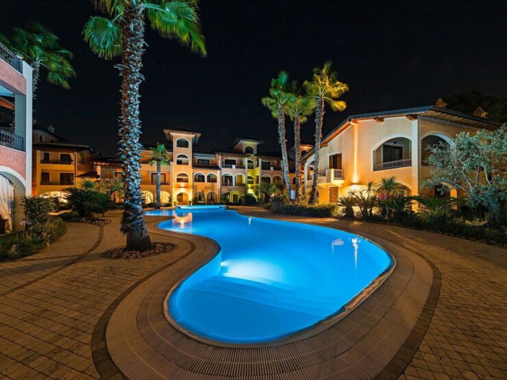 Trilocale al piano terra con ampia veranda, garage e piscina condominiale in vendita in un esclusivo residence sulle rive del Lago di Garda a Toscolano-Maderno