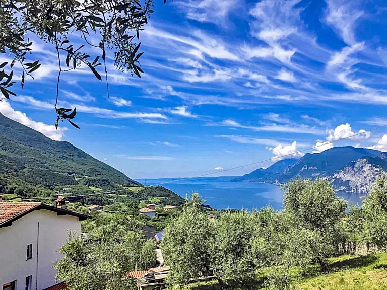 Modernes Apartment in einem Mehrfamilienhaus mit umfangreichem Gemeinschaftseigentum perfekt als Feriendomizil oder Renditeobjekt in Malcesine am Ostufer des Gardasees zu verkaufen