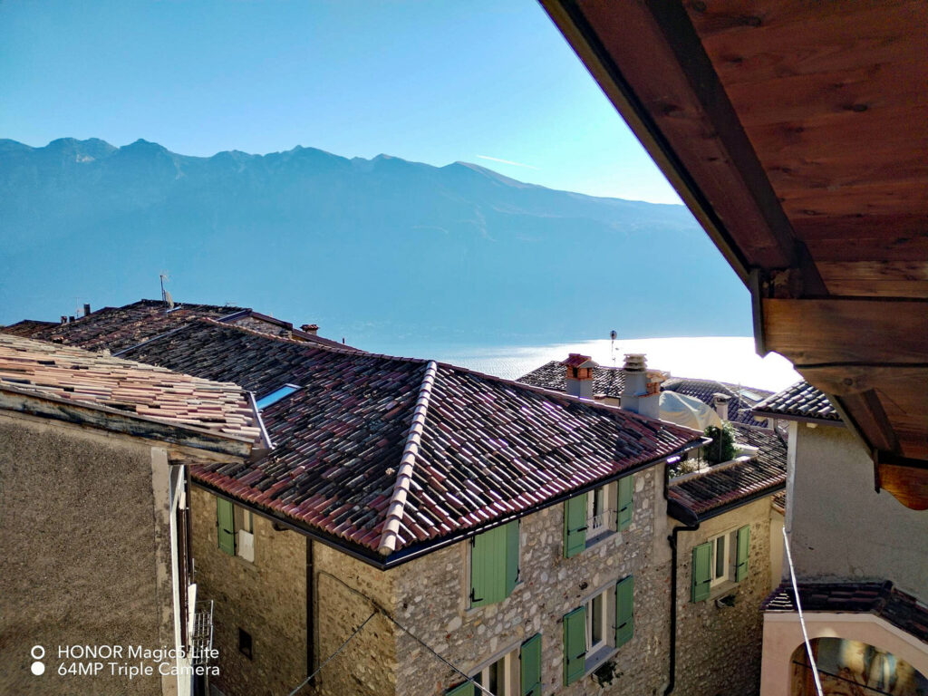 Grande casa a schiera rustica da ristrutturare di 4 piani in vendita a un prezzo vantaggioso a Oldesio, a Tignale sul Lago di Garda
