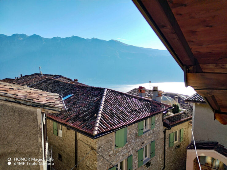 Grande casa a schiera rustica da ristrutturare di 4 piani in vendita a un prezzo vantaggioso a Oldesio, a Tignale sul Lago di Garda