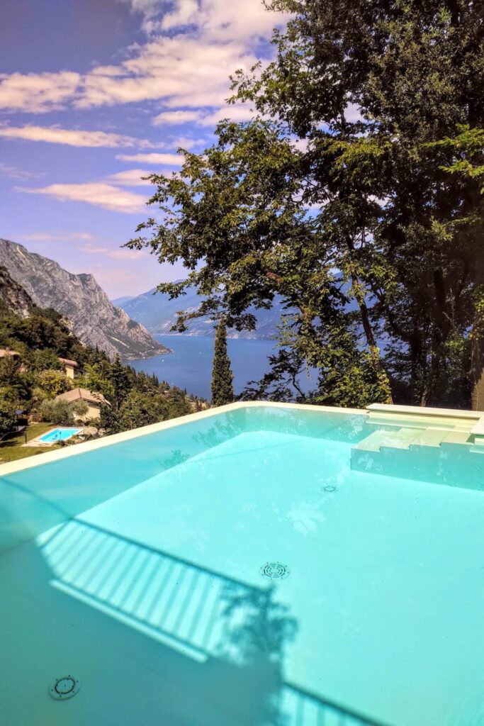 Spektakuläre Villa im modernen, geradlinigen Stil mit großer Dachterrasse, großen Balkonen, Infinity Pool, Garten und herrlichem Panorama auf den Gardasee bei Limone in Tremosine Bassanega zu verkaufen