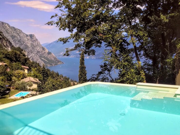 Spettacolare villa in vendita in stile moderno e lineare con grande terrazza sul tetto, ampi balconi, piscina a sfioro, giardino e magnifica vista panoramica sul Lago di Garda vicino a Limone a Tremosine Bassanega