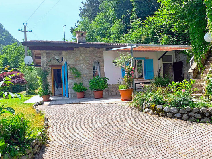 Moderno bungalow in vendita a Prabione a Tignale con ampio e curato terreno e motoscafo proprio e una magnifica vista panoramica sul Lago di Garda e sulla campagna circostante