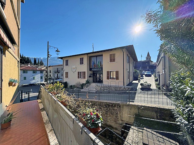 Trilocale ben tenuto con balcone e giardino condominiale in vendita a prezzo vantaggioso a Pieve di Tremosine sul Lago di Garda