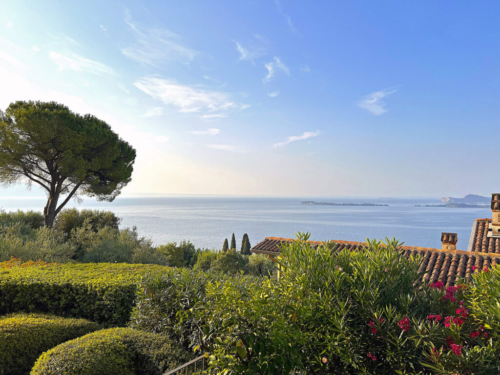 Bifamiliare arredata in modo confortevole con balcone, terrazza, piccolo giardino, piscina condominiale e parcheggio sotterraneo in vendita a Gardone Riviera sul Lago di Garda