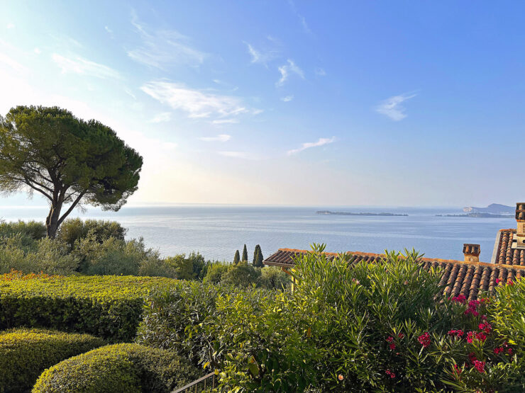 Bifamiliare arredata in modo confortevole con balcone, terrazza, piccolo giardino, piscina condominiale e parcheggio sotterraneo in vendita a Gardone Riviera sul Lago di Garda